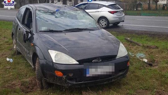 Straciła panowanie nad fordem. Samochód dachował