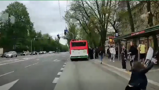 Straciła równowagę i wpadła pod autobus. Niebezpieczna sytuacja na przystanku