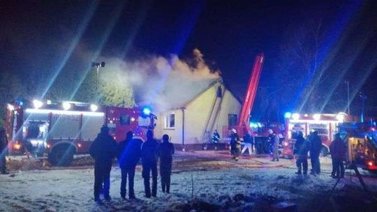 Stracili w pożarze dom. Okoliczni mieszkańcy ruszyli na pomoc