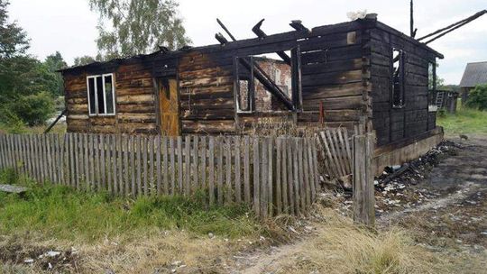 Stracili wszystko w pożarze. Mieszkańcy Gręzówki odbudują dom pogorzelcom