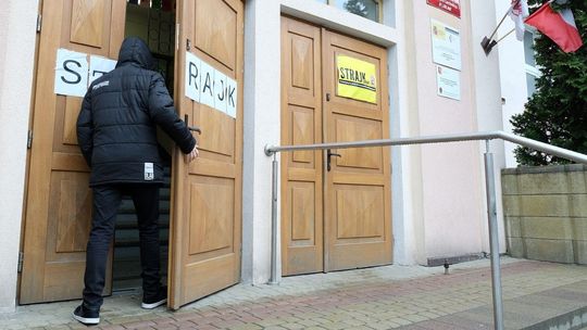 Strajk nauczycieli zawieszony! "Musieliśmy wziąć odpowiedzialność za uczniów"