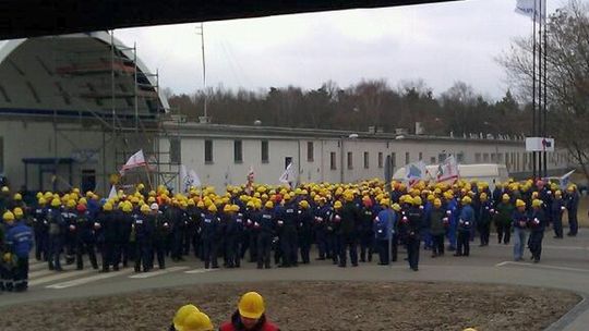 Strajk w Zakładach Azotowych: Kilkuset pracowników pikietuje pod firmą