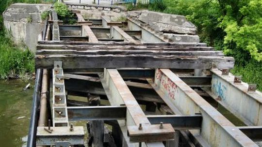 Straszą ruiny mostu na ul. Azaliowej w Lublinie
