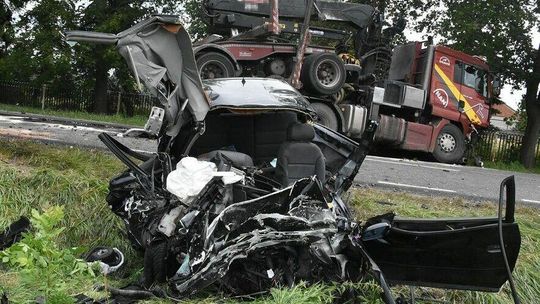 Straszny widok. Kierowca audi wjechał wprost w ciężarówkę 
