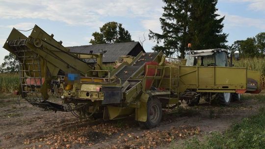 Straszny wypadek na polu. Kombajn wciągnął rękę nastolatka