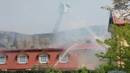 Straty po pożarze hotelu w Nałęczowie będą ogromne. Ucierpiało dwóch ratowników (zdjęcia)