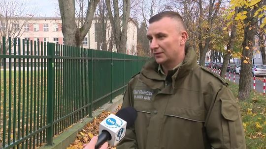 Straż graniczna o incydencie na granicy. Imigranci mieli obrzucić polskich funkcjonariuszy gałęziami i kamieniami
