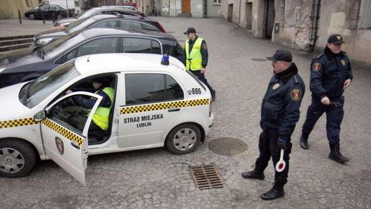Straż Miejska uruchomi auto, urzędnik odwiedzi w domu