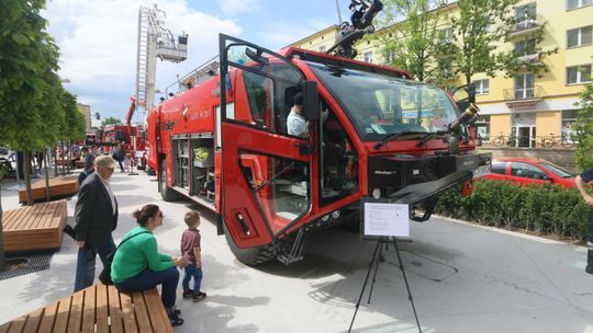 Strażacka defilada na przebudowanym placu w Świdniku [zdjęcia]