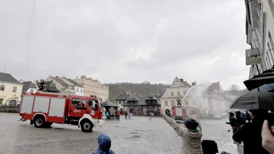 Strażacki śmigus-dyngus w Kazimierzu Dolnym (wideo)