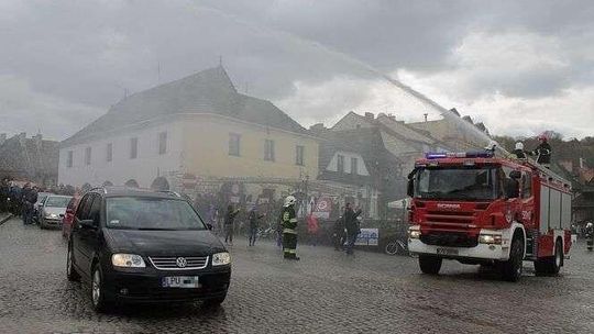 Strażackie lanie w Kazimierzu Dolnym. Z Rynku nikt nie wyszedł suchy
