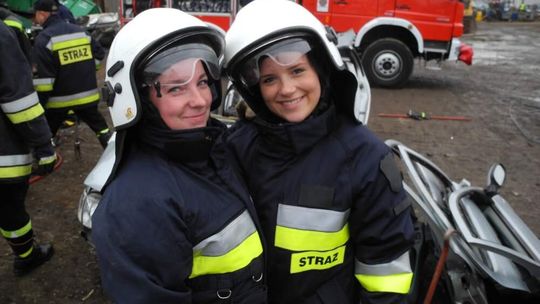 Strażacy ćwiczą na złomowisku (zdjęcia)