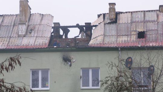 Strażacy: Dziwny pożar na poddaszu bloku w Poniatowej 