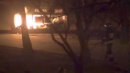 Strażacy gasili palące się śmietniki na lubelskim Czechowie (wideo)