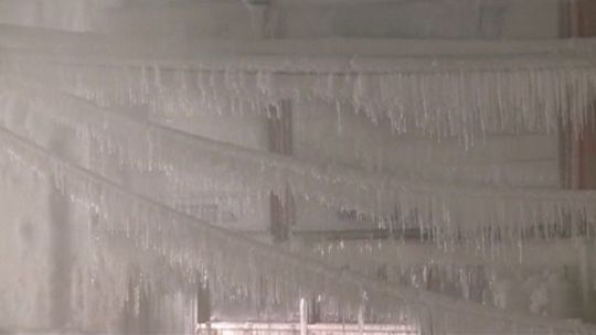 Strażacy gasili pożar. Budynek zamarzł (wideo) 