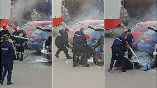Strażacy gaszą samochód, znajdują w środku człowieka. Dramatyczne wideo świadka zdarzenia