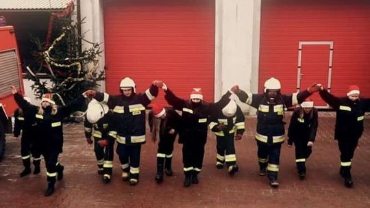 Strażacy ochotnicy tańczą i składają świąteczne życzenia (wideo)
