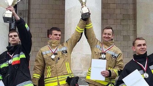 Strażacy ochotnicy z gminy Wojciechów mistrzami w biegu po schodach