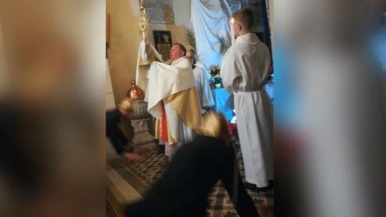 Strażacy padają na ziemię podczas rezurekcji także w woj. lubelskim [wideo]