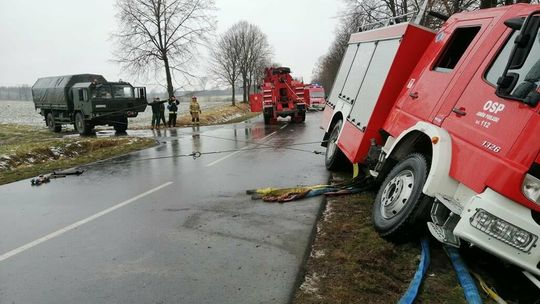 Strażacy pojechali do wypadku. Ich wóz z rowu musiało wyciągać wojsko