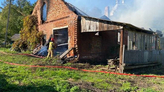 Strażacy przez kilka godzin walczyli z pożarem domu w gminie Dołhobyczów 
