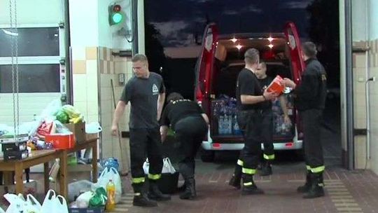 Strażacy sprzątają po nawałnicach. Mieszkańcy dostarczają żywność i wodę