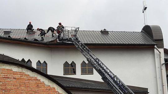 Strażacy u księży Marianów. Podczas wichury został zniszczony dach kościoła [zdjęcia]