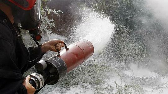 Strażacy uratowali dziecko z płonącego domu