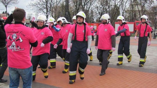 Strażacy w różowych koszulkach tańczą dla amazonek (wideo)