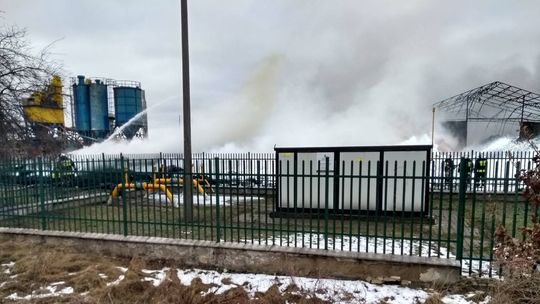 Strażacy wciąż gaszą pożar składowiska opon w Sernikach. Straty są olbrzymie