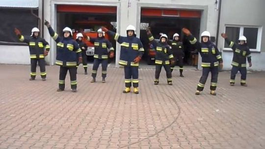 Strażacy z Leopoldowa jak cheerliderki. Zatańczyli na Dzień Kobiet