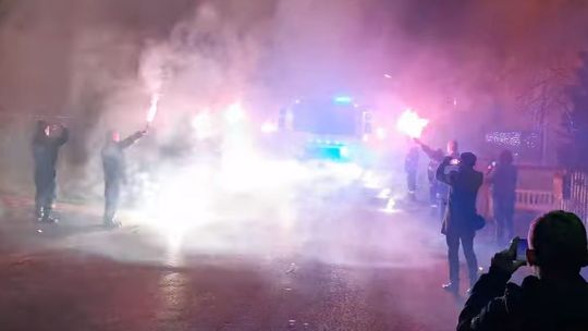 Strażacy z odpalonymi racami wzdłuż drogi. Niezwykła uroczystość pod Puławami [wideo]
