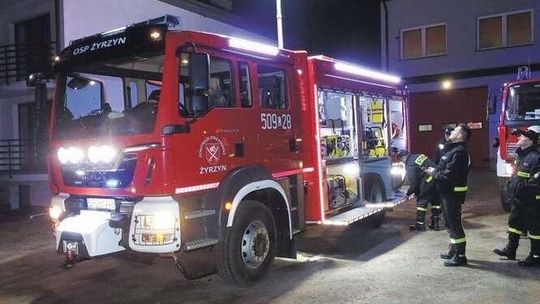 Strażacy z OSP Żyrzyn z nowym wozem