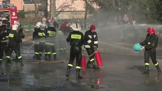 Strażaczki i strażacy stoczyli wodną bitwę