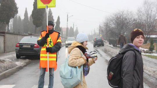 Strażnicy przeprowadzają dzieci i mokną. Magistrat nie ustawi im zadaszeń 