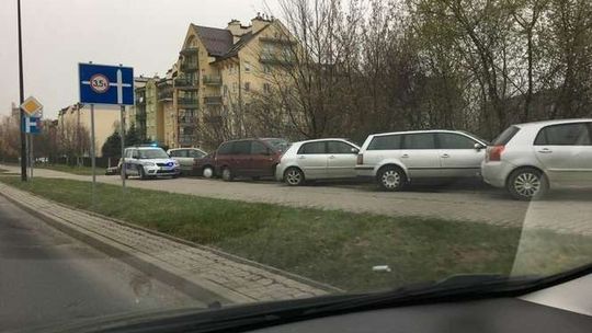Strażnicy są tu wzywani w każdym tygodniu. Z trawników zostało klepisko