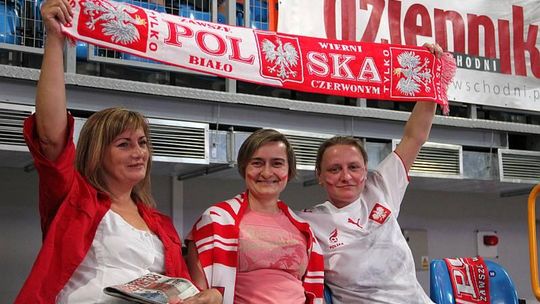 Strefa kibica w hali Globus wypełnia się kibicami (zdjęcia)