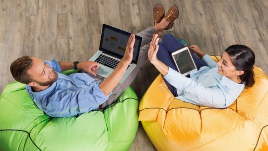 Strefa relaksu w biurze – jak stworzyć przestrzeń, w której pracownik może efektywnie odpocząć?