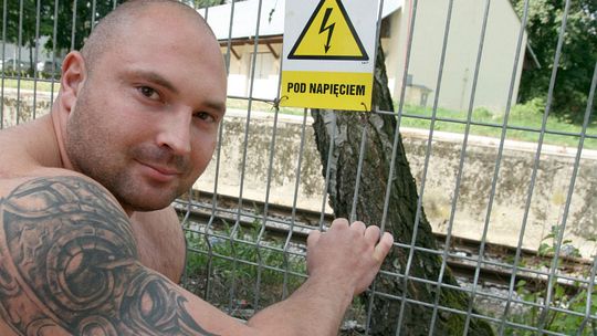 Strongman z Lublina na placu zabaw