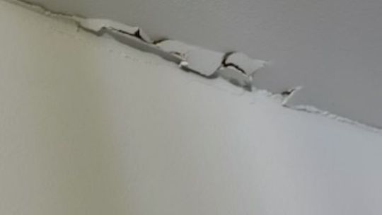 Strop się ugiął, pękają ściany. Co na to deweloper?