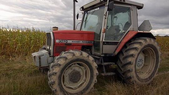 Stróża. Pijany mężczyzna przejechał traktorem kolegę