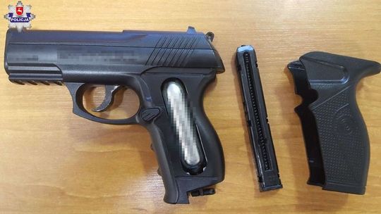 Strzelał z broni pneumatycznej do okien. Ochłonie za kratkami