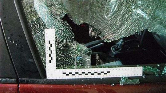 Strzelali z wiatrówki do budynków i samochodów. Wybijali szyby