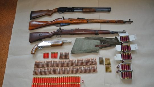 Strzelbę i karabiny trzymał na strychu