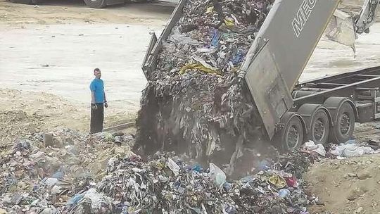 Strzyżów: Wielkie wysypisko, zwozili śmieci z innych województw. Dlaczego kontrole nic nie wykazały?