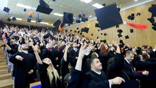 Studenci Politechniki rzucili biretami. "Bądźcie odważni, mierzcie wysoko" [zdjęcia]