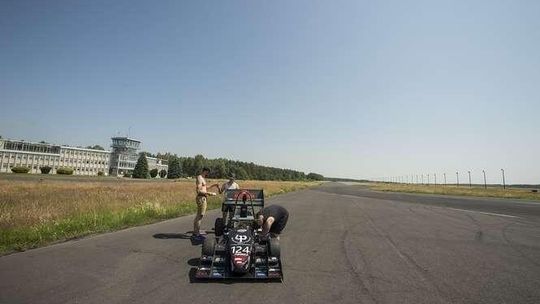 Studenci testują bolida na lotnisku w Białej Podlaskiej