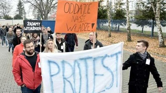 Studenci WSPiA z transparentami. Protest na uczelni