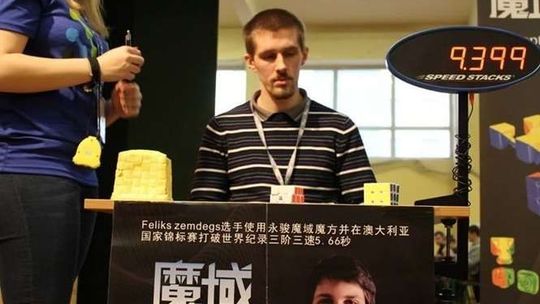 Student z Lublina układa kostkę Rubika w 2,5 minuty. Trenuje godzinę dziennie