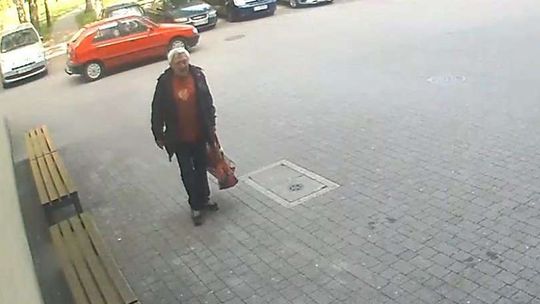 Student zostawił laptopa, a on go sobie przywłaszczył. Nagranie z monitoringu